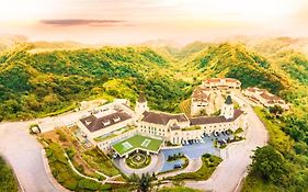 Twin Lakes Hotel Near Tagaytay